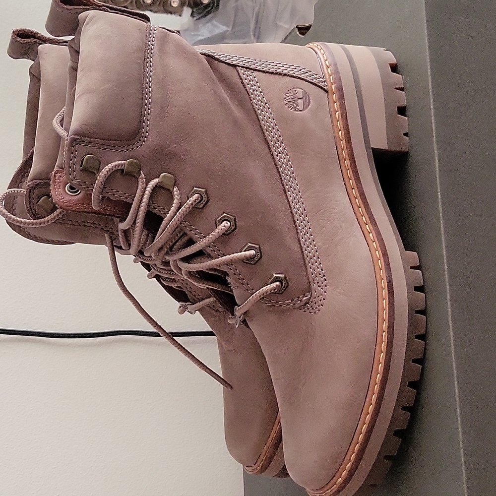 Women Brand New Timberland Courmayeur Boots (SZ 9)